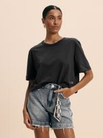 T-SHIRT FEMININA BOXY COM ETIQUETA 