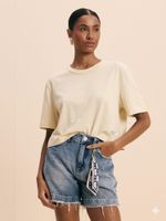 T-SHIRT FEMININA BOXY COM ETIQUETA 