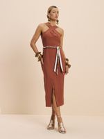 VESTIDO FEMININO SUPER MIDI COM CINTO FAIXA E CORRENTE 