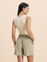 SHORTS FEMININO COM PREGAS 