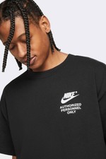 Camiseta Nike Sportswear Authorized preta