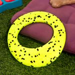Frisbee Kong Reflex Flyer Resistente Aquático Para Cães Cor Amarelo