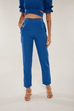 CALÇA COM BOTÃO NO BOLSO 
