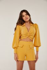 BLUSA COM TORÇÃO E GOLA
