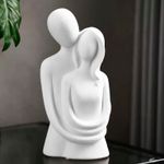 Escultura Casal Abraçando em Gesso Decoração Minimalista Romântica para Sala e Quarto