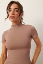 Blusa em Poliamida Manga Curta Com Gola | Simetria - Avelã