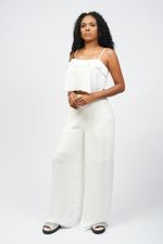 Conjunto branco calça pantalona e top com babados.