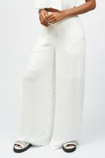 Conjunto branco calça pantalona e top com babados.