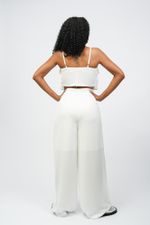 Conjunto branco calça pantalona e top com babados.