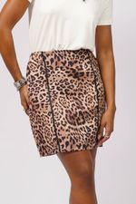 Saia animal print onça com detalhes em couro e bolsos frontais.