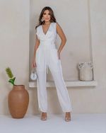 Calça com elástico largo no cós e tira ajustável.