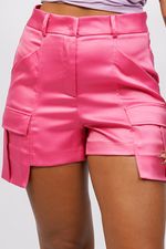 Short em cetim, brilho acetinado,  max bolso, barra assimétrica.