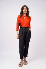 Calça preta slouchy zíper na barra.