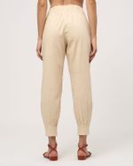 Calça slouchy  pregas na barra.