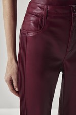 Calça de Couro Flare com Nervuras na Lateral 