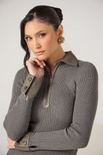 Blusa Tricot Canelada com Detalhes em Couro Cinza