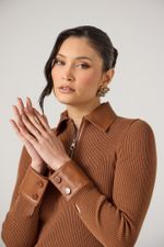 Blusa Tricot Canelada com Detalhes em Couro Marrom