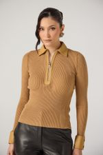 Blusa Tricot Canelada com Detalhes em Couro Caramelo