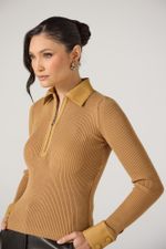 Blusa Tricot Canelada com Detalhes em Couro Caramelo