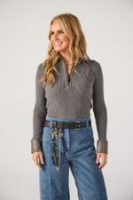 Blusa Tricot Canelada com Detalhes em Couro Cinza