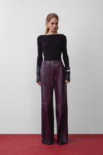 Calça de Couro com Detalhes Vinho