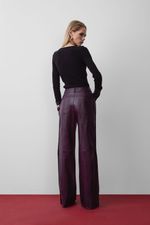 Calça de Couro com Detalhes Vinho