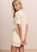 Blusa de Couro Polo Amarela com Viés Rosa Claro