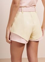 Mini Shorts de Couro Amarelo com Detalhes Rosa Claro