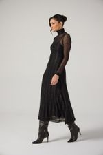 Vestido de Tule Preto com Fio Prata