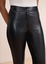 Calça de Couro Mini Flare com Zíper na Barra Preta