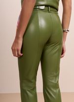 Calça de Couro Flare Verde com Cinto e Detalhe em Lenço de Seda