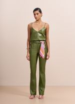 Calça de Couro Flare Verde com Cinto e Detalhe em Lenço de Seda