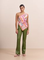 Calça de Couro Flare Verde com Cinto e Detalhe em Lenço de Seda