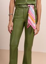 Calça de Couro Flare Verde com Cinto e Detalhe em Lenço de Seda
