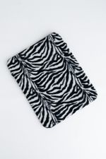 Capa de Notebook com Estampa de Zebra e Detalhes em Couro Preto