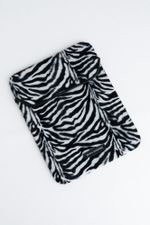 Capa de Notebook com Estampa de Zebra e Detalhes em Couro Preto