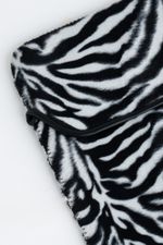 Capa de Notebook com Estampa de Zebra e Detalhes em Couro Preto