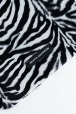 Capa de Notebook com Estampa de Zebra e Detalhes em Couro Preto