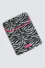 Capa de Notebook com Estampa de Zebra e Detalhes em Couro