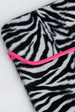Capa de Notebook com Estampa de Zebra e Detalhes em Couro