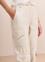 Calça de Couro Jogger com Detalhes em Renda e Bolsos Laterais Off-White