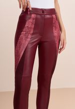 Calça de Couro com Detalhes em Chamois e Python e Helanca Bordô