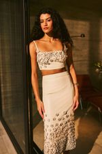 Top de Couro com Aplicação de Flores Off-White