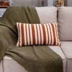 Almofada Listrada Monaco Kacyumara Off White e Vermelho