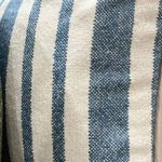 Almofada Listrada Monaco Kacyumara Off White e Azul