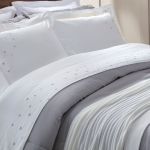Kit 02 Fronhas 300 Fios 50x70 Kacyumara Bordado Afetto Branco/Prata