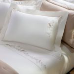 Kit 02 Fronhas 300 Fios 50x70 Kacyumara Bordado Aviore Off White/Gold