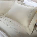 Kit 02 Fronhas 300 Fios 50x70 Kacyumara Bordado Aviore Gold/ Off White
