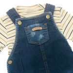 CONJUNTO BEBÊ MENINO COM JARDINEIRA JEANS E BLUSA LISTRADA