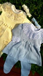 CONJUNTO BEBÊ MENINA VESTIDO TRICÔ AMARELO  LAÇO E CALÇA 